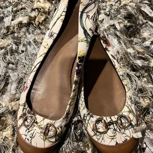 Vintage Gucci flats. Floral prints leather toe. Size 41.